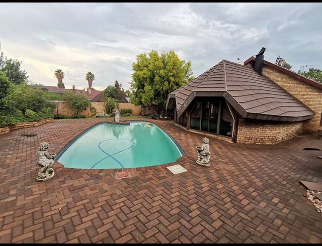 3 BEDROOM HOUSE FOR SALE IN VANDERBIJLPARK SE 3